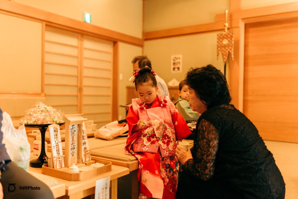 阿佐ヶ谷神明宮の七五三のご祈祷を待つ姿