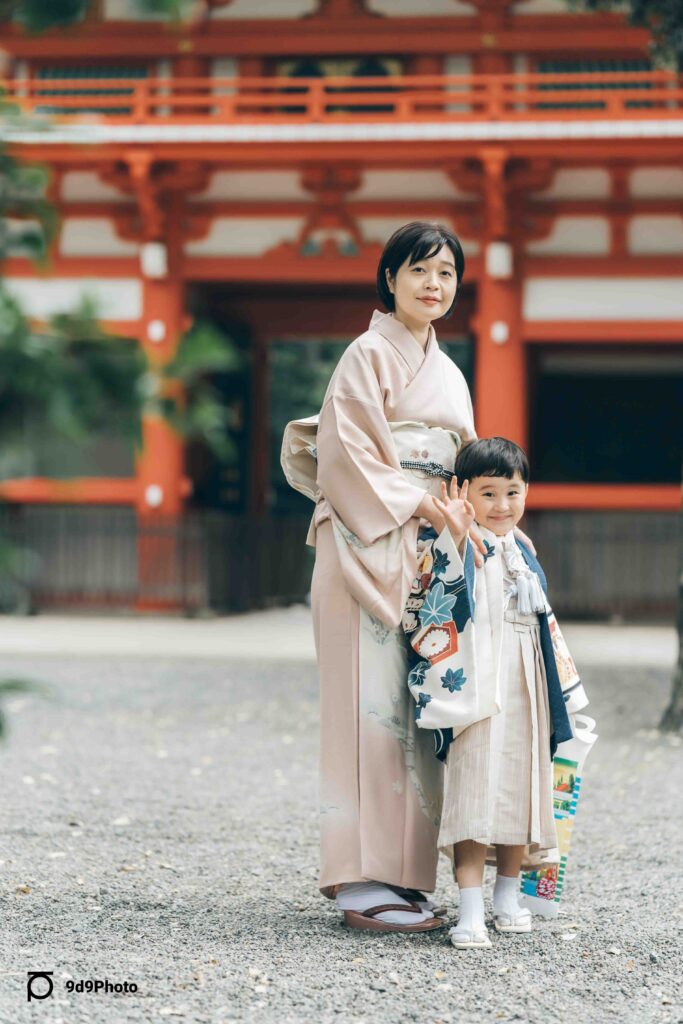 井草八幡宮の楼門を背景に七五三写真