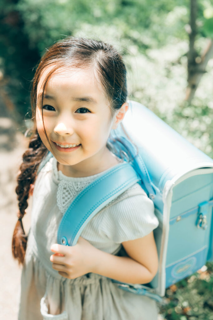 青いランドセルを背負った女の子