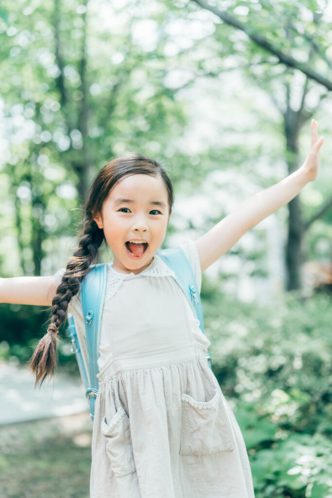 ランドセルを背負った元気な女の子