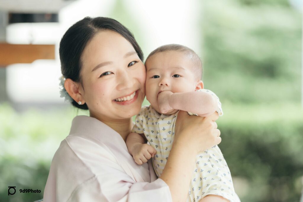 水天宮のお宮参り写真ママと赤ちゃんのツーショット