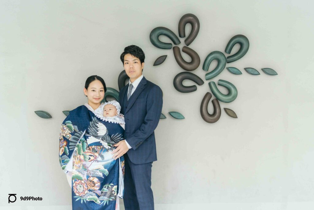 水天宮のレリーフの前でお宮参り写真