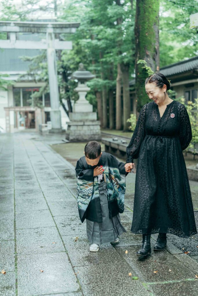 荻窪八幡神社で七五三の男の子とお母さん