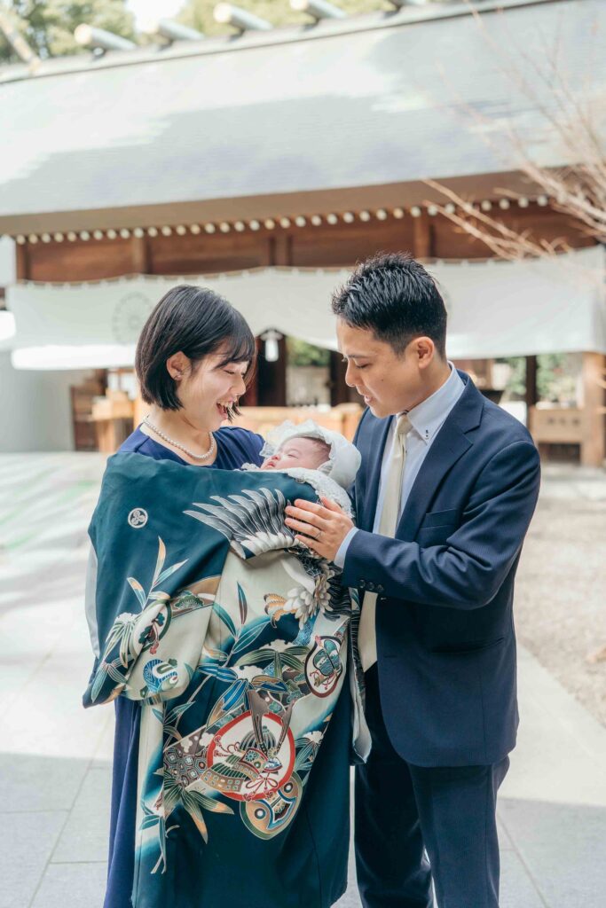 阿佐ヶ谷神明宮 拝殿前でのお宮参り家族写真