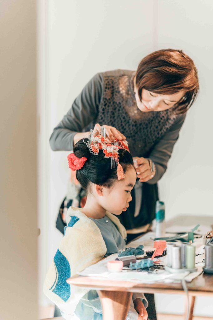 自宅でのお支度から七五三撮影をする7歳の女の子