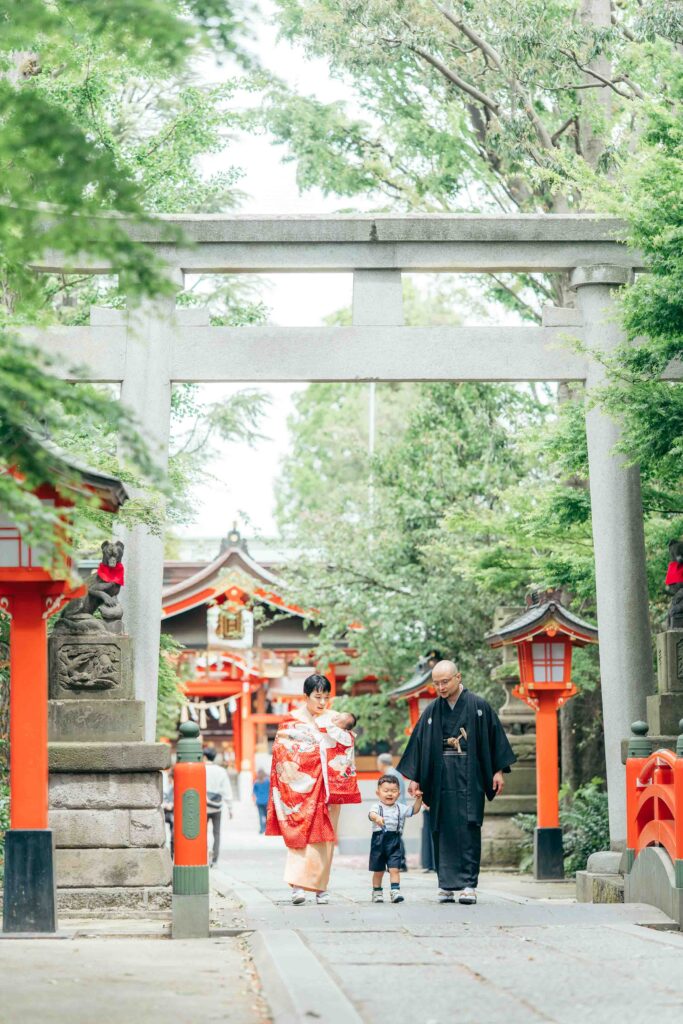 馬橋稲荷神社の参道を歩くお宮参りの家族