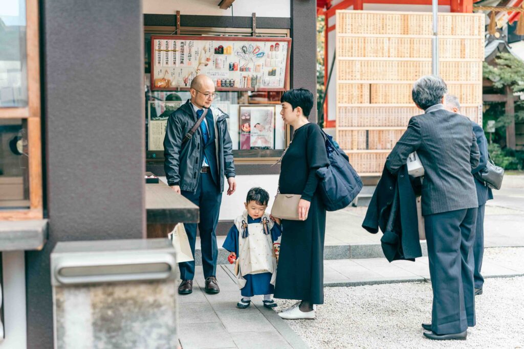 馬橋稲荷神社で緊張した様子の七五三の男の子