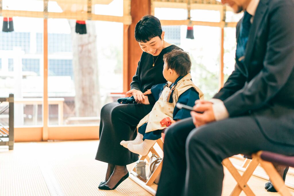 馬橋稲荷神社で七五三のご祈願を受ける男の子
