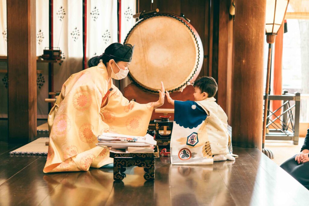 馬橋稲荷神社で七五三の御祈祷を受ける男の子